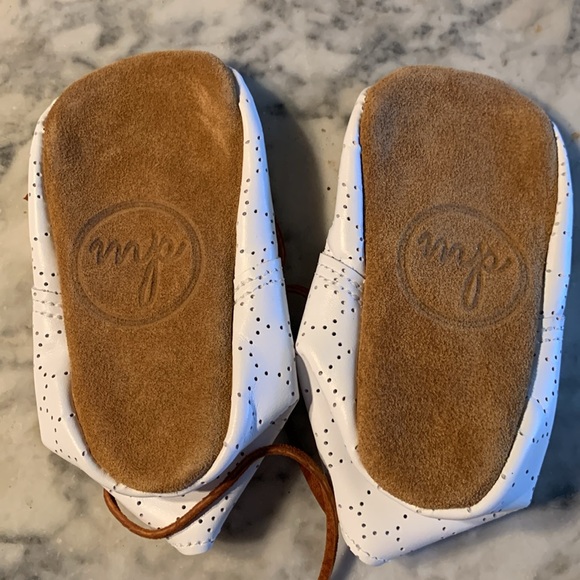 NEW, white with circle pattern Mon Petit Shoes Size 6 Soft Soles, leather ties - Picture 2 of 7